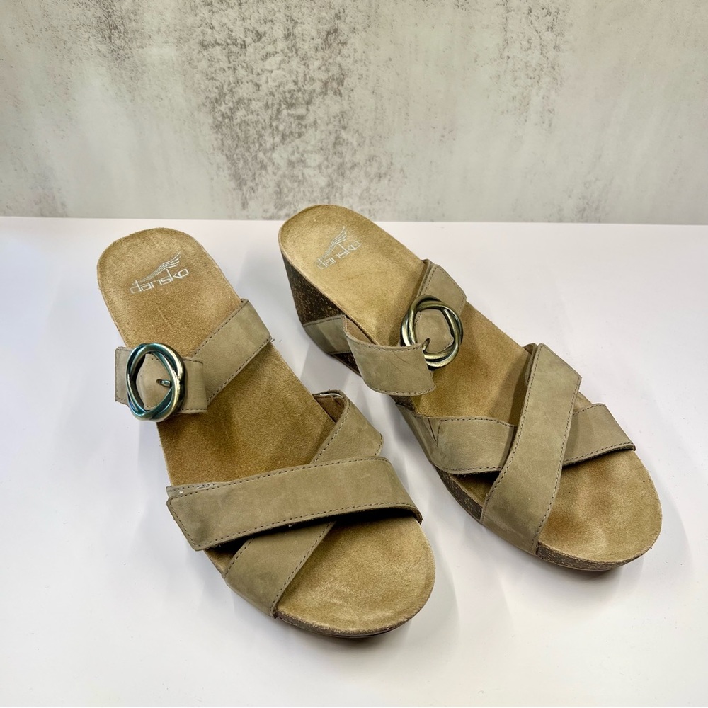 Dansko Shoes Womens 42 11.5 Susie Sandal taupe Nubuck Wedge Strappy Buckle Slide